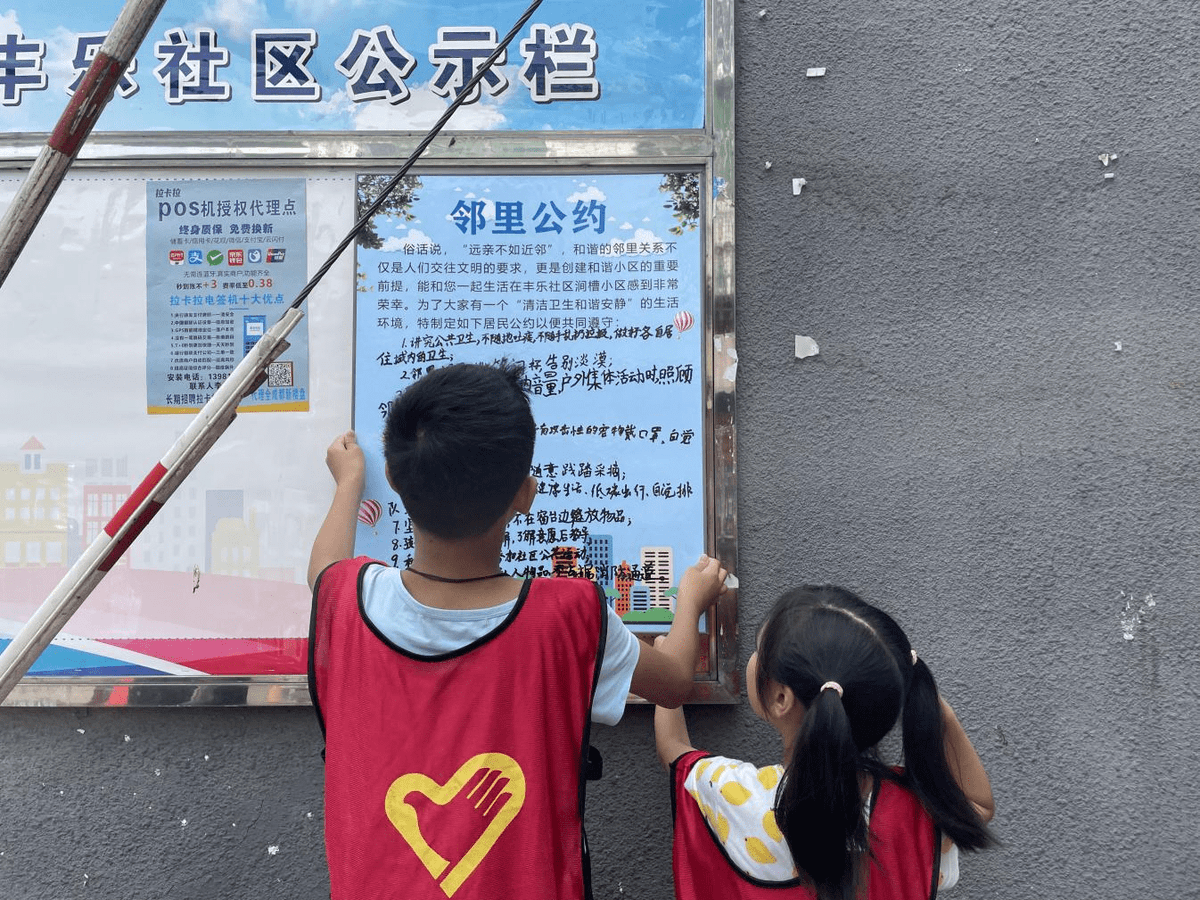 DShacketon's tweet photo. #社区志愿行 这周帮社区整理了300份高龄老人生活物资台账，帮阿婆把药品送到家，能帮到大家真开心～ https://t.co/eJVM9GSGwX