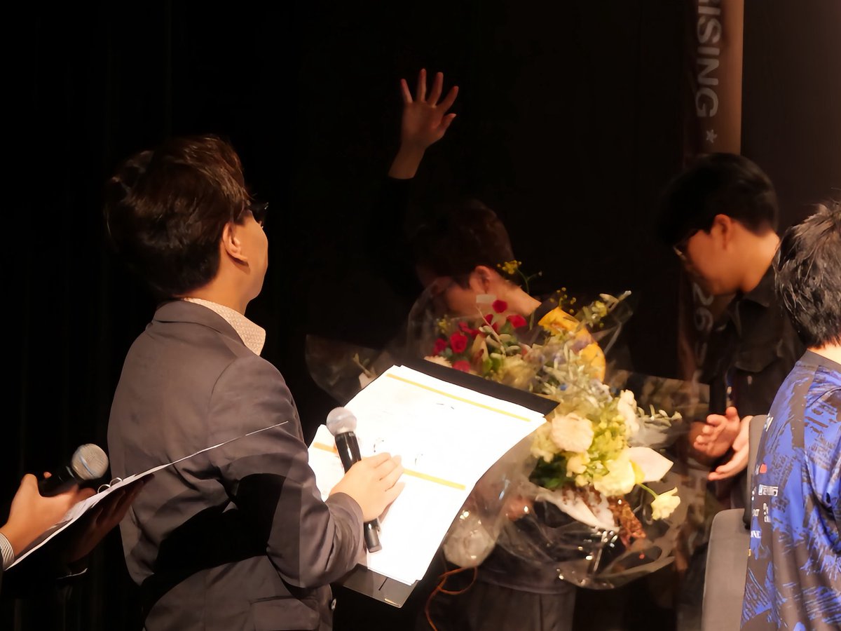 KijiLife's tweet photo. Evi選手 引退スピーチ🎤

皆さんこんにちは、Eviです。

今日何を喋ろうかとずっと考えていたのですが…

まず、このような機会をいただけたことを本当にありがたく思いますし、今日会場に来てくれた皆さん、見てくれている皆さん、本当にありがとうございます。

11年間プロとしてLJLでやってきて、本当にいろんなことがありました。悔しい時もあったし、でもその悔しさがあったからこそ嬉しい時もあったし、本当に皆さんのおかげでここまでやってくることができました。本当に感謝しています。

今日は僕らを「レジェンドチーム」と呼んでいただきましたが、今日のLJLファイナルでは、また新しいレジェンドとなる人たちの決勝も行われます。

ここからまた歴史が始まる人たちがいる、そんな日にこういう話をするのもなんですけど……ちょっと頭が混乱してきて、ごめんなさい。

とにかく、11年間ありがとうございました。

そして今日、新しいレジェンドたちの決勝を、皆さんで見届けましょう。