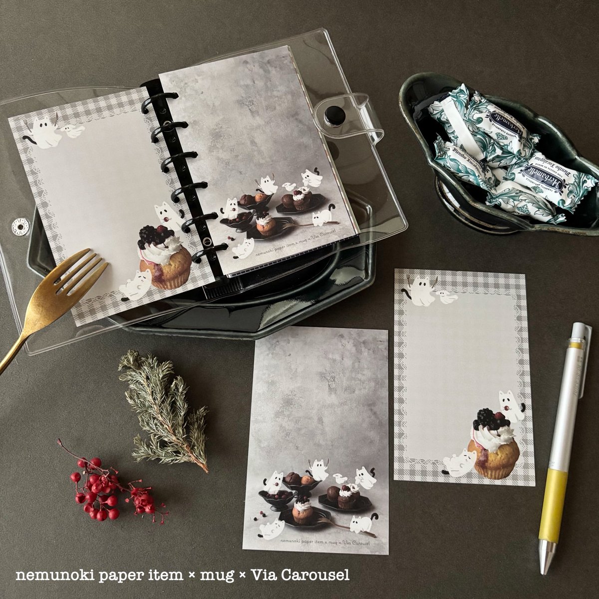 n_e_m_u_n_o_k_i's tweet photo. \ new /

nemunoki paper item×mug×Via Carousel 
おばけねこちゃんたちのマフィンパーティーを描いた新作🧁
リフィルサイズメモが届きました！

レターセットと同様グレーをベースに、チェック柄やレース模様でかわいさをプラスしつつも落ち着いた雰囲気に
Via Carouselさんのさりげない、それでいて整ったデザインが光ります✨
ぜひ、ご愛用の手帳に仲間入りさせてくださいね♪

#TOKYO文具の博覧会 では、おばけねこちゃんコーナーを作る予定
今から楽しみです！

👻🎃👻

#TOKYO文具の博覧会2026
2026年9月10日(木)～9月15日(火)
午前10時～午後8時　
※最終日のみ午後5時閉場
大丸東京店　11階催事場
JR東京駅八重洲北口改札すぐ