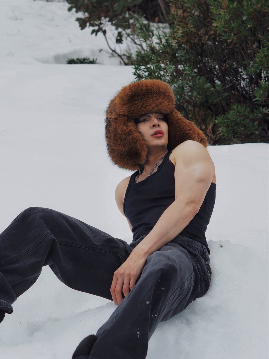 TroyAkka's tweet photo. Too hot for the snow. ❄️🔥 #FallsCreek #VisitVictoria #menfashion #snowoutfit #WinterStyle https://t.co/TUk2ymLfsj