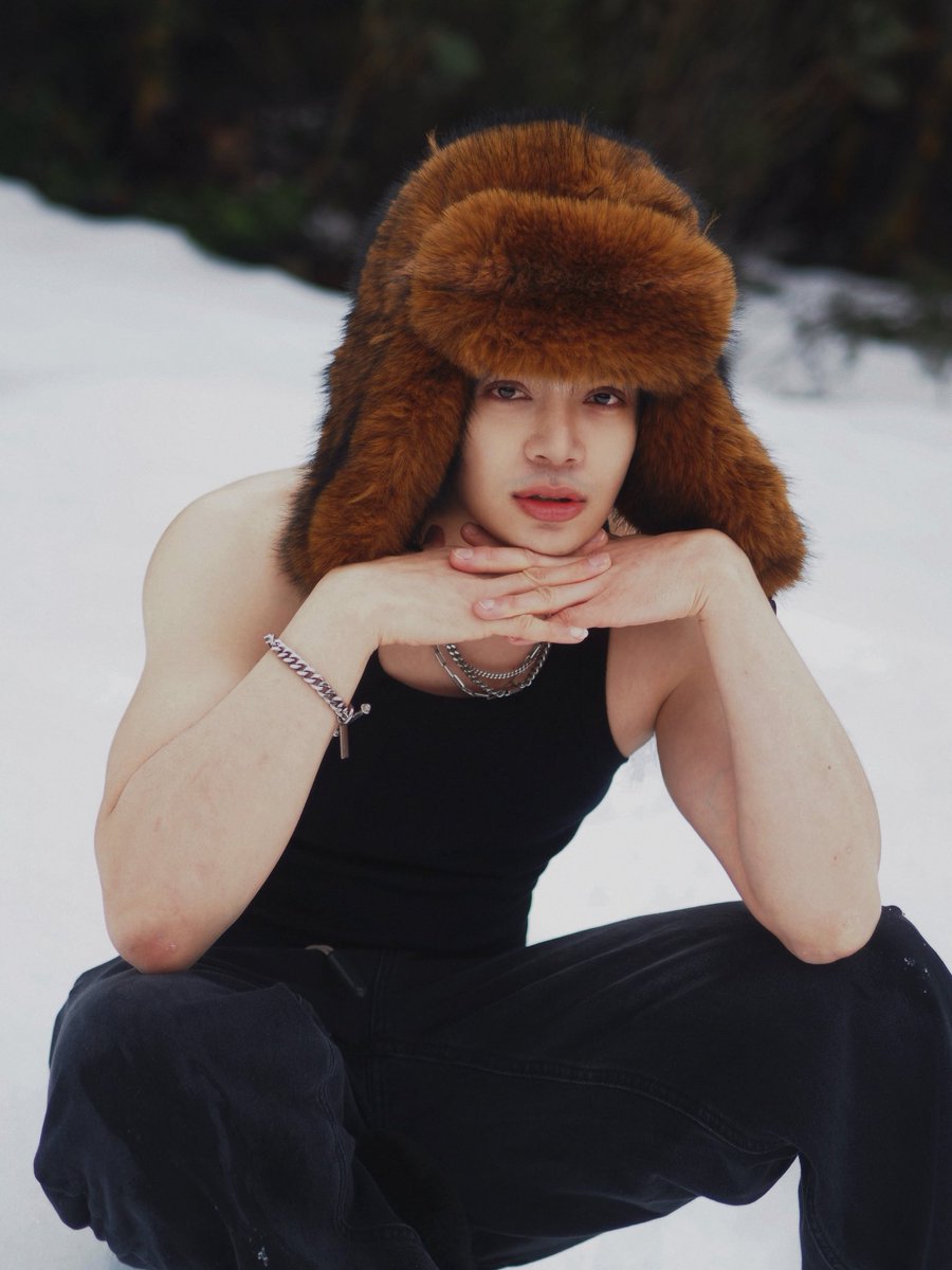 TroyAkka's tweet photo. Too hot for the snow. ❄️🔥 #FallsCreek #VisitVictoria #menfashion #snowoutfit #WinterStyle https://t.co/TUk2ymLfsj