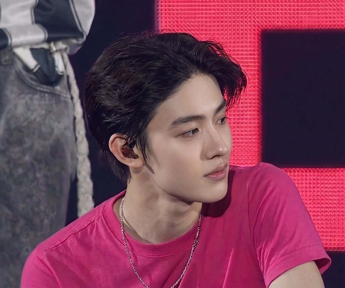 eomseanlvr's tweet photo. Pink looks so good on him https://t.co/pcZQbQxeVV
