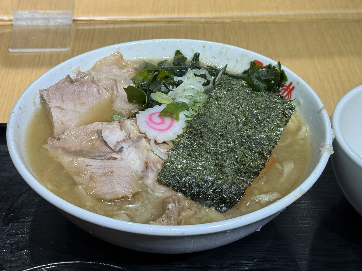 TFP102's tweet photo. 新宿地下で六等星を
土曜のアイドルタイムにも関わらず
1時間待ちの行列は流石👍

結果、オヤジにはちとヘビーでしたw
スープ割りしなかったせいもあるけど

イメージとしては
スープは、すげ〜しょっぱい凪
チャーシューは、満来
麺は、すげ〜うまいワシワシ麺
で、美味しかったですw https://t.co/IH4SjA75vj
