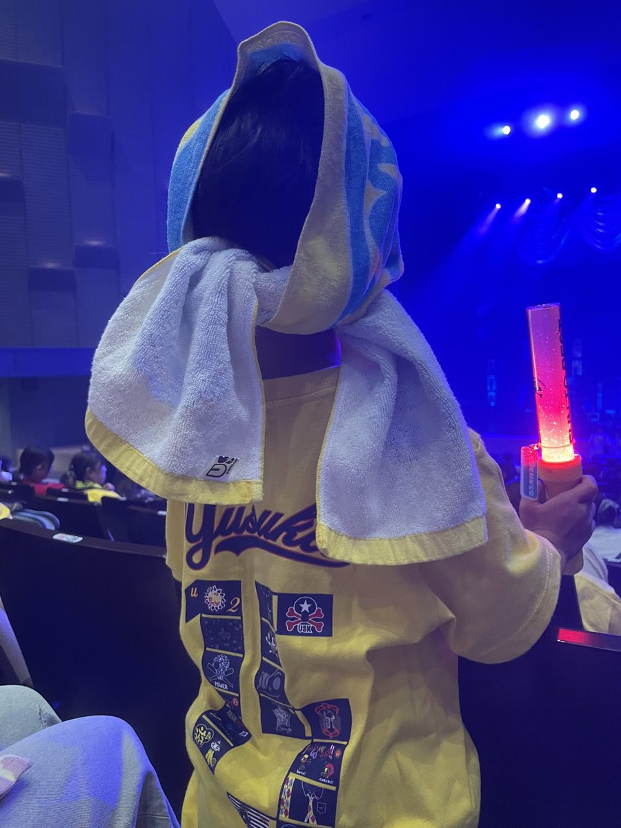 mintosky8's tweet photo. 余韻に浸りながらこれから帰ります🌻
今年は市川からのオーラスまでの３公演参船出来ました😌
２公演は孫と1公演は1人参戦🌻
初めて1人で乗る新幹線　会場。旅行で仲良くなったCrewと待ち合わせしてお昼食べて楽しいLIVE。
オーラスはもう最高な時間でした🌻
ゆーちゃんありがと🫶💛
@KamijiUsuke https://t.co/jE8Hq8rebe