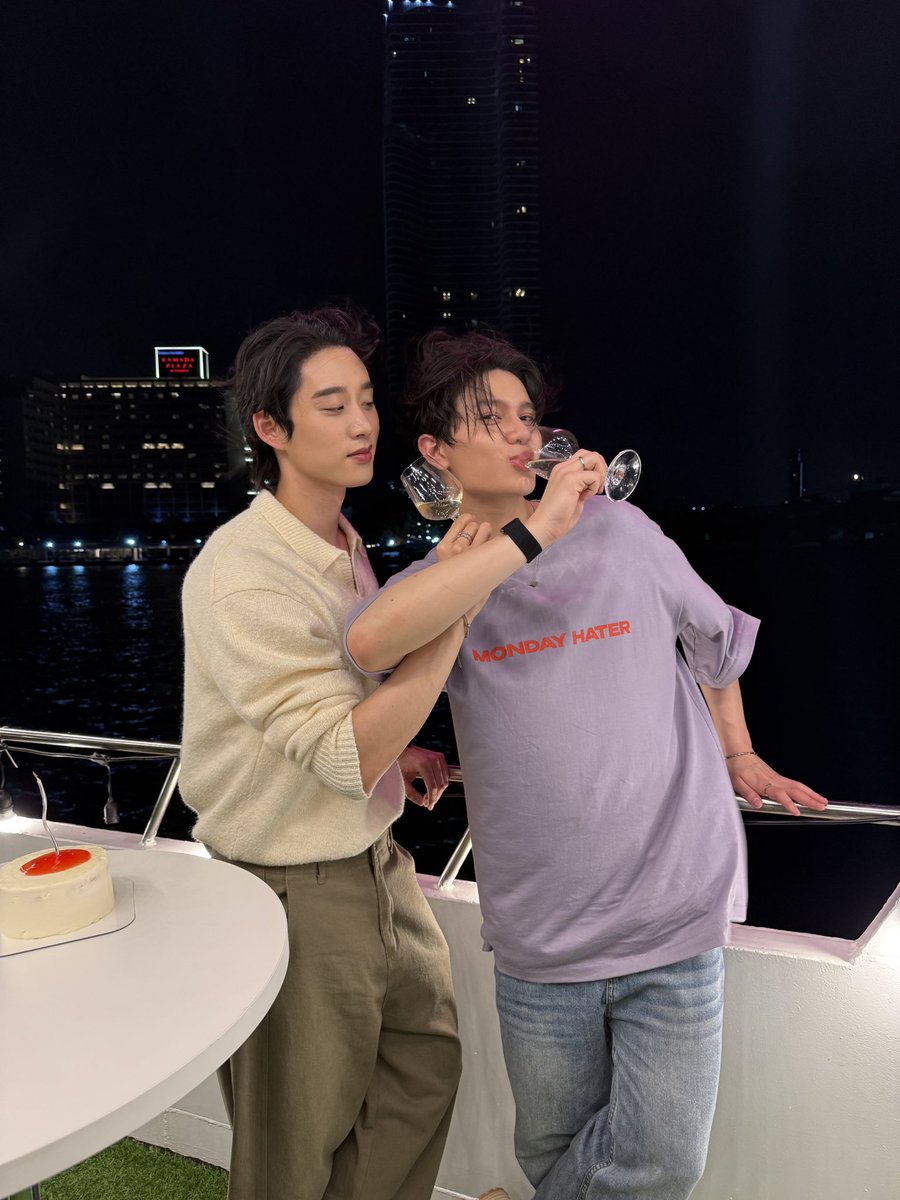 Williamjkp1's tweet photo. ทุกคนกินแชมเปญกันยังไงครับ..🥂

#YouManiacSeriesEP2 https://t.co/uP9akcWnFb