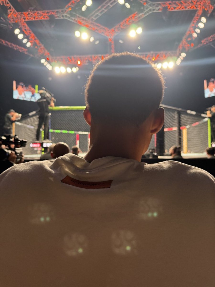 SpursReporter's tweet photo. He doesn't just block shots.
Wemby was at UFC Paris 5, held at Accor Arena in Paris, France. He sat near the octagon with his brother Oscar but if you were seated behind him, good luck with that obstructed view.
(📸 via @dannyrube) https://t.co/Z8U56wd8B1