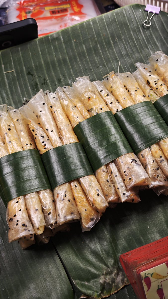 aommq_'s tweet photo. เมื่อคืนชั้นได้กินหมี่พัน ขนมจีนน้ำย้อยที่ถนนคนเดิน วันนี้เช้าชั้นถ่างตาตื่นไปตลาดเช้าตอน6โมงกว่าไปซื้อขนมแดกงากับหมี่ local food fighter มาก
#DICEไปไหนPRIZEไปด้วย
#DICETheEntertainer_พิษณุโลก https://t.co/KTz4l2kiX6