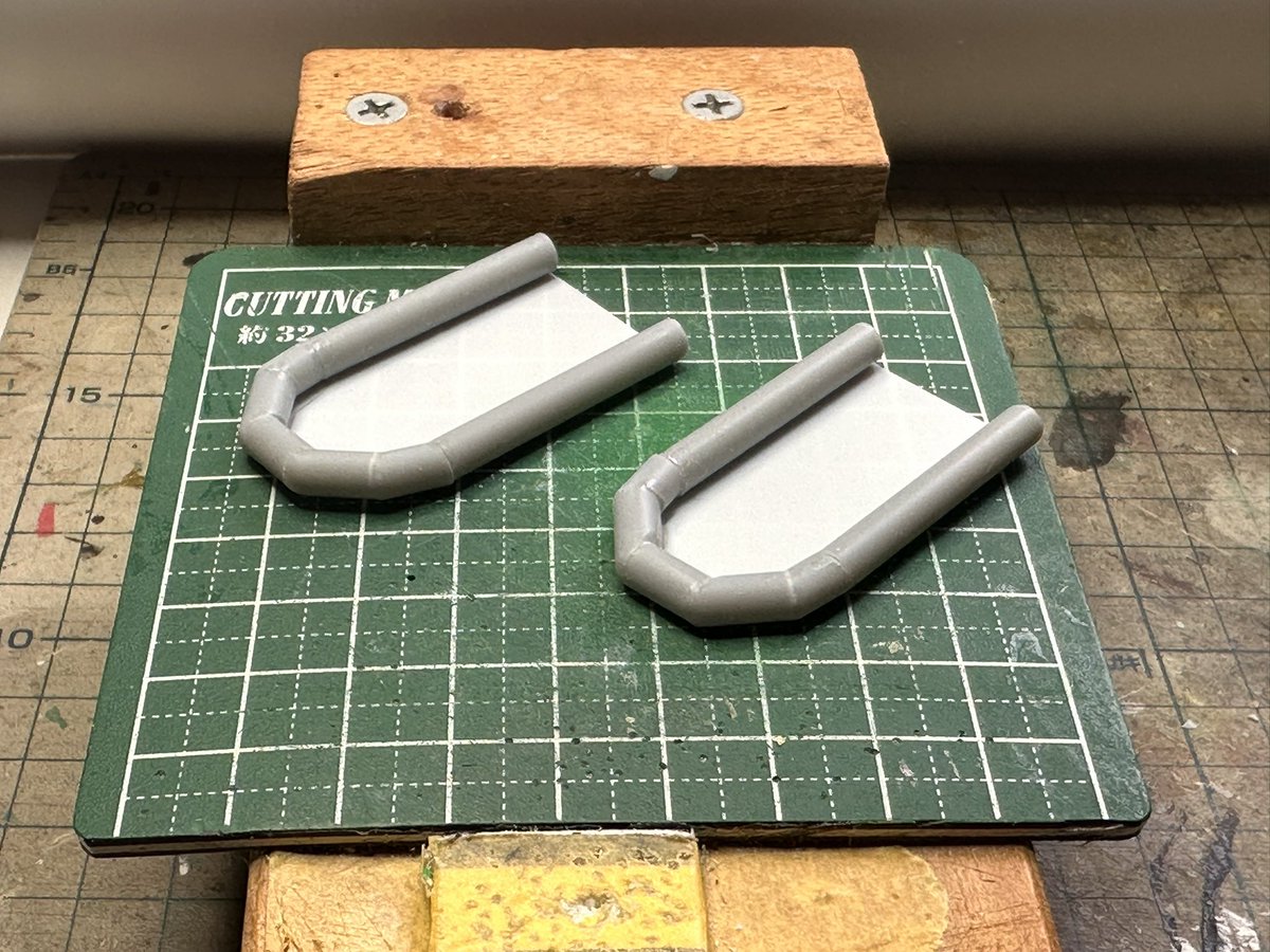 SM_gensan's tweet photo. レジン3層の硬化の金曜まで
やる事が無いのでゴムボート
作ります。
静岡ホビーショーで見た陸自の
水陸機動団が使うボート
アキレス製SU-16を参考に
作ってるけど多角形はムズイw
南信模型クラブ展示会まであと13日
 #南信模型クラブ展示会2026 https://t.co/Ef4TiLaC0m