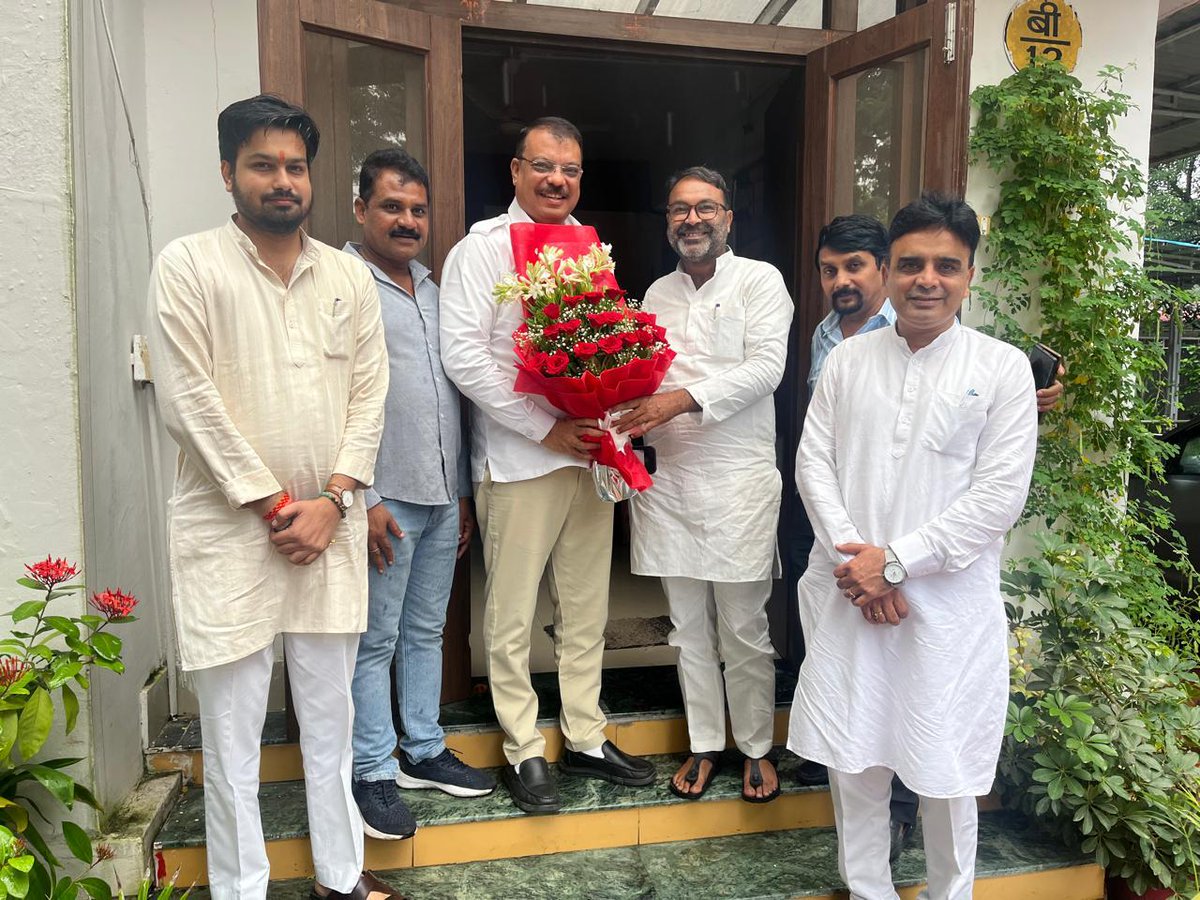pawanpatelmp's tweet photo. उत्तरप्रदेश कांग्रेस के पूर्व प्रदेश अध्यक्ष एवं CWC सदस्य आदरणीय श्री अजय कुमार लल्लू जी के भोपाल प्रवास के दौरान.....@INCIndia @INCMP @Barmer_Harish @jitupatwari @OfficeOfKNath @RahulGandhi @priyankagandhi @SupriyaShrinate @DrJaihind @Ajay27_INC https://t.co/r4P2QRwwa5