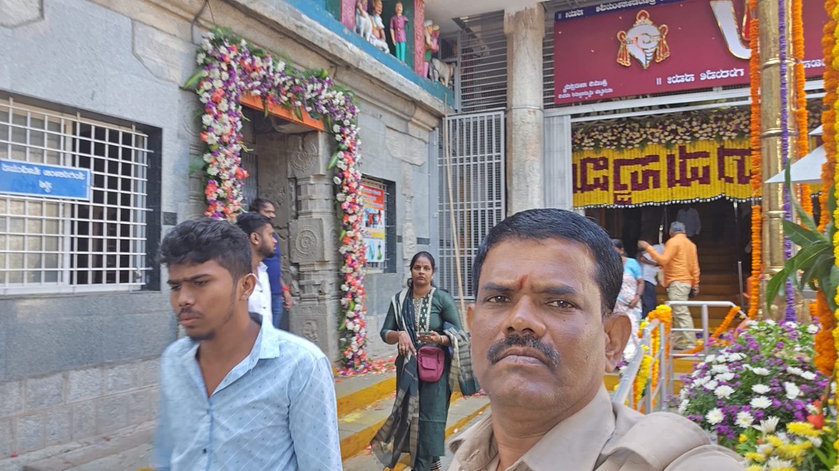 BannerghattaPS's tweet photo. ಇಂದು ನಾಲ್ಕನೇ ಶ್ರಾವಣ ಶನಿವಾರದ ಪ್ರಯುಕ್ತವಾಗಿ ಶ್ರೀ. ಚಂಪಕಧಾಮ ಸ್ವಾಮಿ ದೇವಸ್ಥಾನದಲ���ಲಿ ಹಮ್ಮಿಕೊಂಡಂತಹ ಶ್ರೀ ಚಂಪಕಧಾಮ ಸ್ವಾಮಿ ದೇವರ ವಿಶೇಷ ಮೆರವಣಿಗೆಯ ಹಾಗೂ ಕಾರ್ಯಕ್ರಮಗಳ ಪ್ರಯುಕ್ತವಾಗಿ ಯಾವುದೇ ಅಹಿತಕರ ಘಟನೆ ಸ��ಭವಿಸದಂತೆ ಸೂಕ್ತ ಪೊಲೀಸ್ ಬಂದೋಬಸ್ತನ್ನು ಏರ್ಪಡಿಸಲಾಯಿತು. https://t.co/nQHHfE15iH