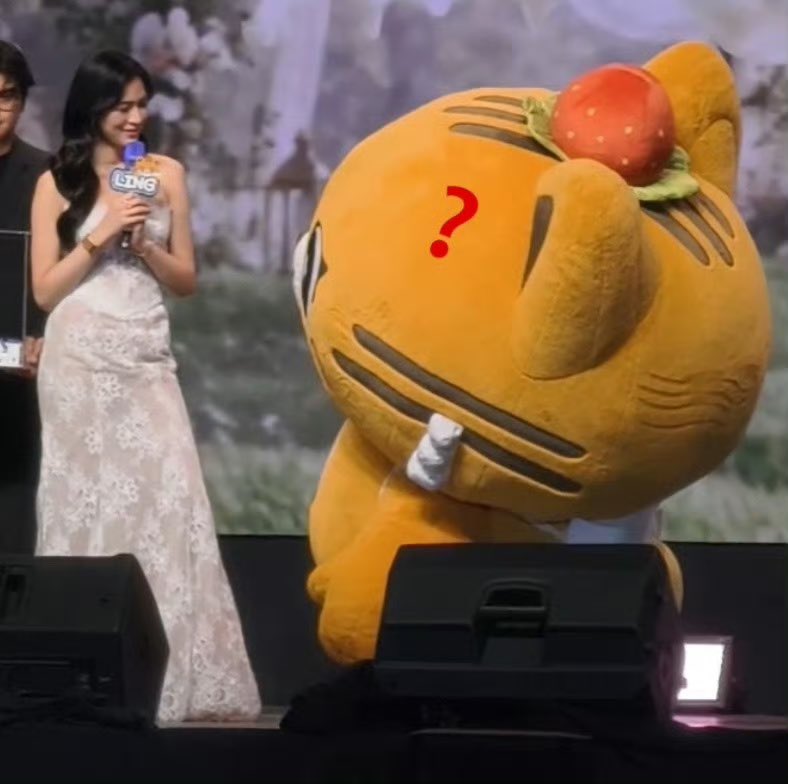 BellaS2Tae's tweet photo. Lúc bốc thăm fan may mắn, P'Boom bảo LingOrm đến bốc.

Ling khẽ cười rồi nói: “Em muốn để LO bốc.”

OP: Mình còn nhìn ra được vẻ mặt kinh ngạc của LOLO.

Sau đó, lúc LingOrm bốc thăm, LingLing lại hỏi LO có mấy ngón tay.

LOLO ngoan ngoãn trả lời: “Mama, con chỉ có một ngón tay thôi.

Ling: Ồ!

OP: Đứa con của bạn có một ngón tay to đùng, đến cả một bàn tay cũng không nhét vừa cái ống bốc thăm nhỏ đó được đâu.

🤣🤣🤣🤣🤣🤣

#BabyLolo

#LingOrm #หลิงออม