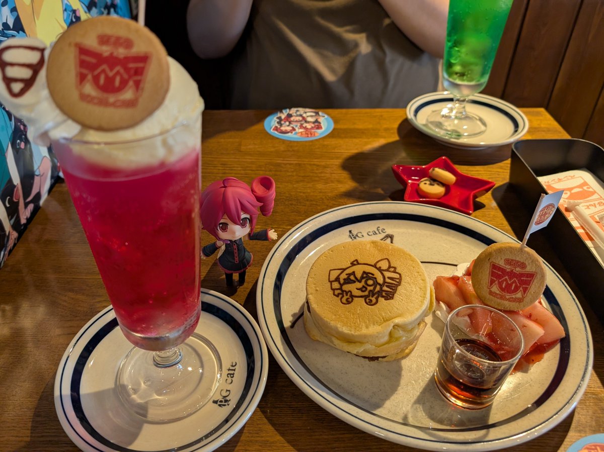 BCG8864's tweet photo. 比較的ご近所で開催していたのでお茶しに #テト街カフェ 来てみた。
クリームソーダはイチゴにしてみた。パンケーキはあんこの苦手な嫁さんが上側で自分が下側食べた。店内音楽にボカロ混ざるのもいい感じ。 https://t.co/2ab0E7t3pX