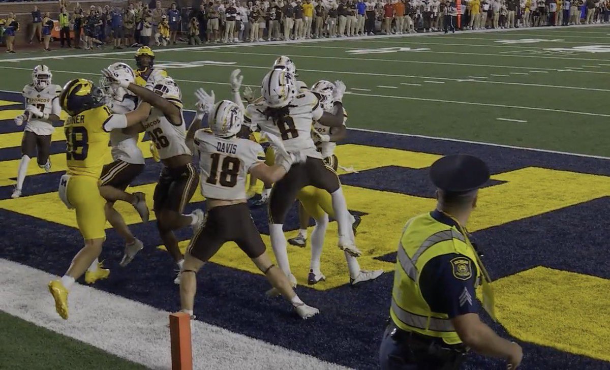 barstoolsports's tweet photo. Looks like #18 on Western Michigan was out of bounds &amp; then touched the ball with 1 second left https://t.co/Al1tenFRYg