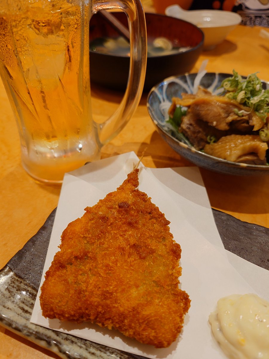 hirokondria's tweet photo. 昔、映像制作会社に1年だけ勤めた事があって、その時お世話になった脚本書きの先輩(♂66歳)と昨日28年ぶりに再会飲み🍻(店変え品変え8時間🤤)
てか第3ビルやば~い😬
どこの店も満席で若人だらけ😮
味まぁまぁやったけど
アジフライ99円美味かった🐟
ほんで初めて知った
《電気ブラン🥃》美味いがな〰️🎊 https://t.co/1wUkWAKMdY