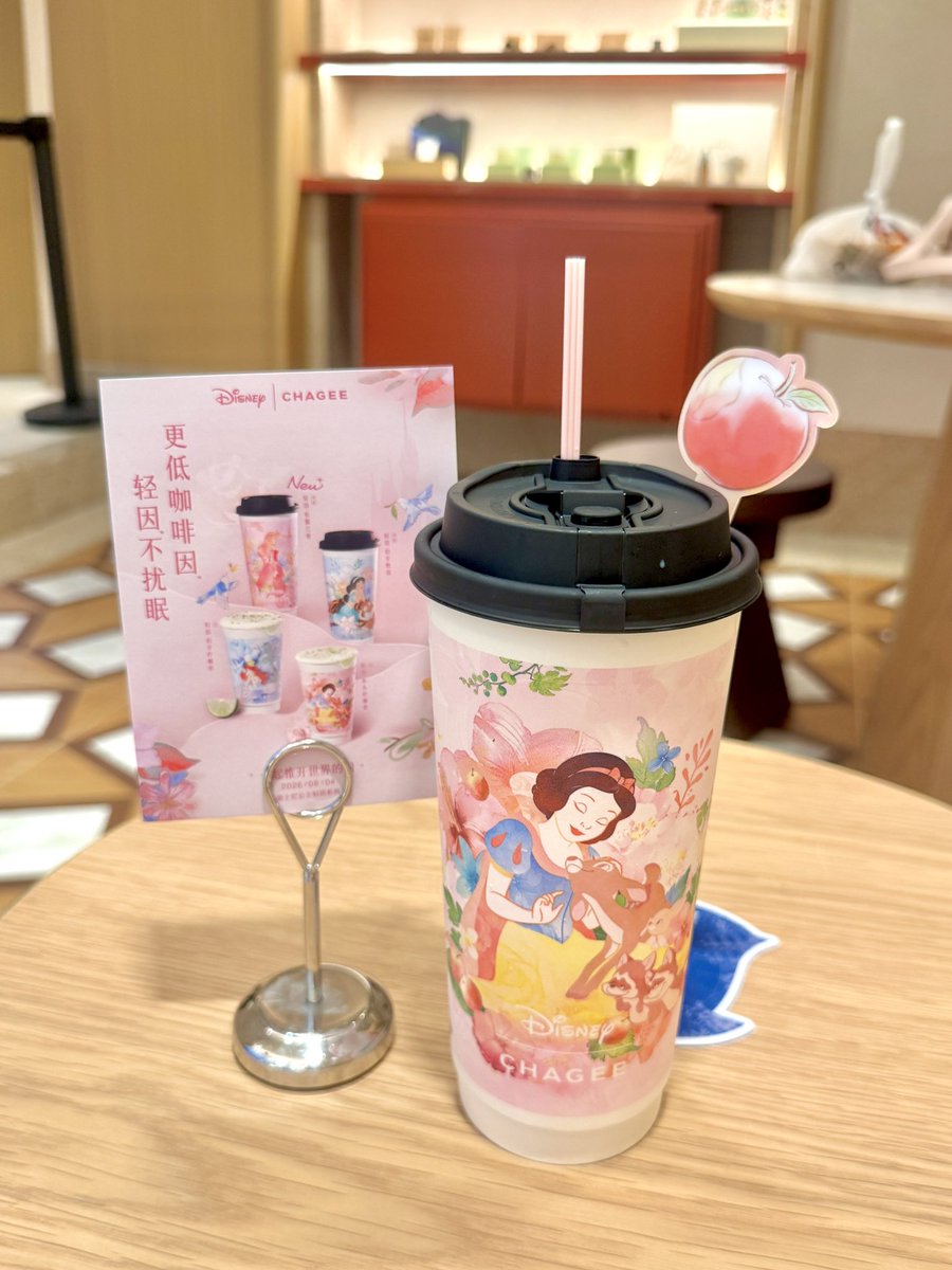 _mi2yeon's tweet photo. 上海でChageeのディズニープリンセスコラボ飲んだよ〜💘💘

りんごのやつここに刺すと可愛いよって店員さんが教えてくれた❕味によってパケ違うみたい！！ https://t.co/PamWHYziEr