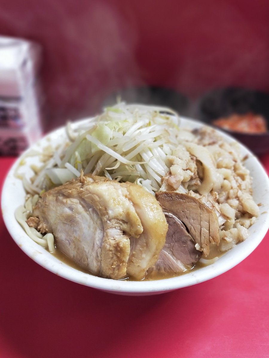 matukaze001's tweet photo. ラーメン二郎仙台店2
小ﾗ-ﾒﾝ ｷﾑ別 生卵 ﾔｻｲ ｱﾌﾞﾗ

気温も
落ち着いた今日
絶好の仙台二郎日和♪

今日の麺は
パツ気味でめちゃくちゃ美味い！

スープも
濃厚重厚フルボディな
ガッシリしたド乳化極上スープ！

柔い豚さんも
味シミ最高でマタラン！

超絶美味かった♪
大満足でゴチです！ https://t.co/0sDVTqd3BJ