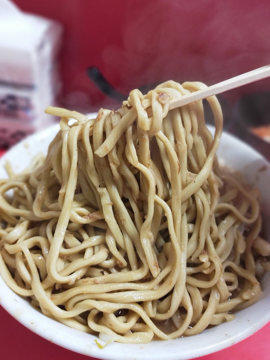 matukaze001's tweet photo. ラーメン二郎仙台店2
小ﾗ-ﾒﾝ ｷﾑ別 生卵 ﾔｻｲ ｱﾌﾞﾗ

気温も
落ち着いた今日
絶好の仙台二郎日和♪

今日の麺は
パツ気味でめちゃくちゃ美味い！

スープも
濃厚重厚フルボディな
ガッシリしたド乳化極上スープ！

柔い豚さんも
味シミ最高でマタラン！

超絶美味かった♪
大満足でゴチです！ https://t.co/0sDVTqd3BJ