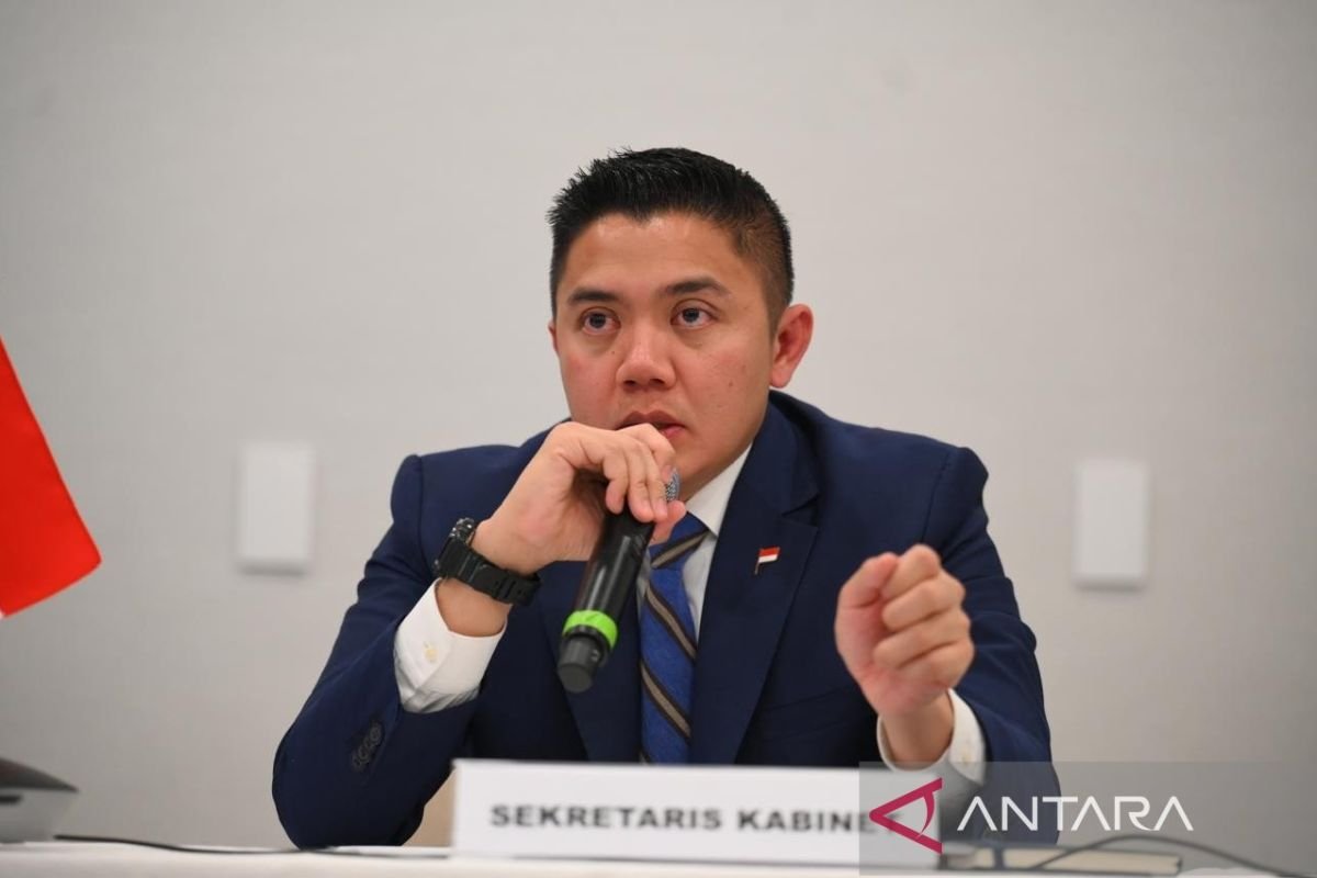 LambeSahamjja's tweet photo. teddy indra wijaya (seskab) minta warga kurangi aktivitas di luar rumah:
- jangan terlalu lama di ruang terbuka selama udara masih penuh debu vulkanik
- kalau terpaksa keluar
- pakai masker yang tepat, n95 atau kn95, biar bisa saring partikel debu
- pakai kacamata pelindung
- hindari pakai lensa kontak atau softlens
- cuci tangan dan wajah setelah beraktivitas di luar