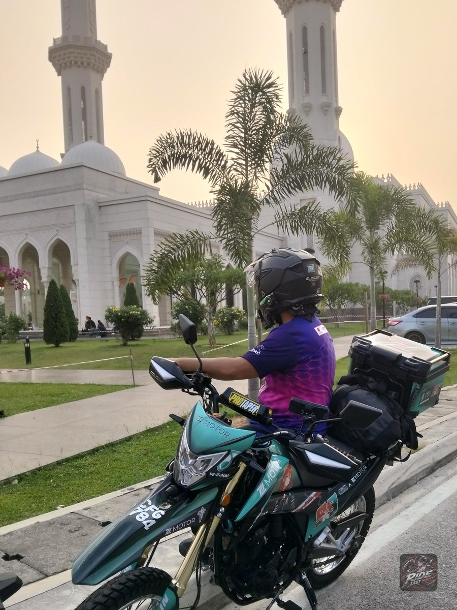 FauzanFZmy's tweet photo. R.L.M

#LETBE #Hawk200i #Ride #LastMinute #BikeLife https://t.co/wjIjpRAYds
