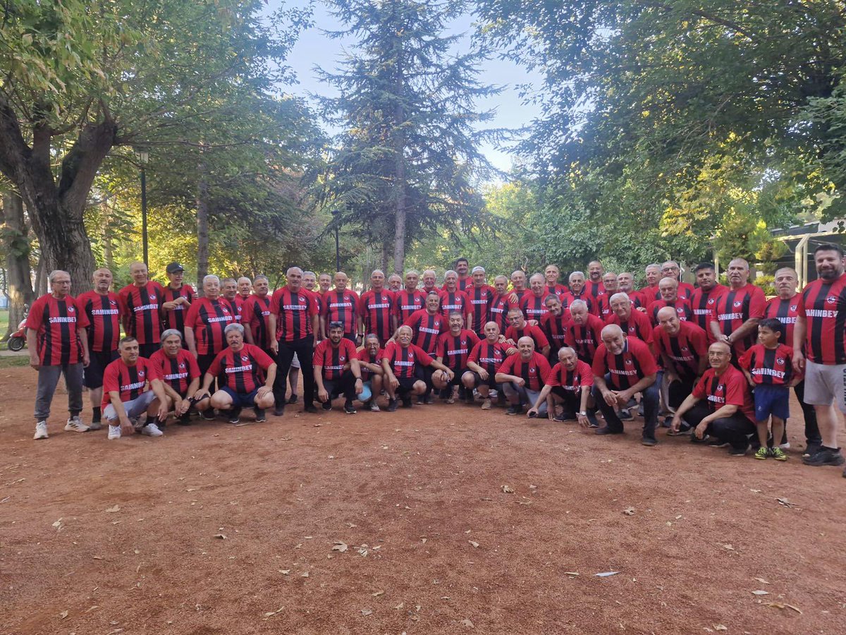 mtahmazoglu's tweet photo. Sabahın erken saatlerinde hemşehrilerimizle bir araya gelerek güne sporla başladık. 🏃‍♂️

Hareketli bir yaşam, daha sağlıklı ve zinde bir hayat demek. Sağlığımız için spor yapmayı ihmal etmeyelim.

📍Kavaklık Parkı

#Şahinbey #Gaziantep https://t.co/G1rsOJtlxK