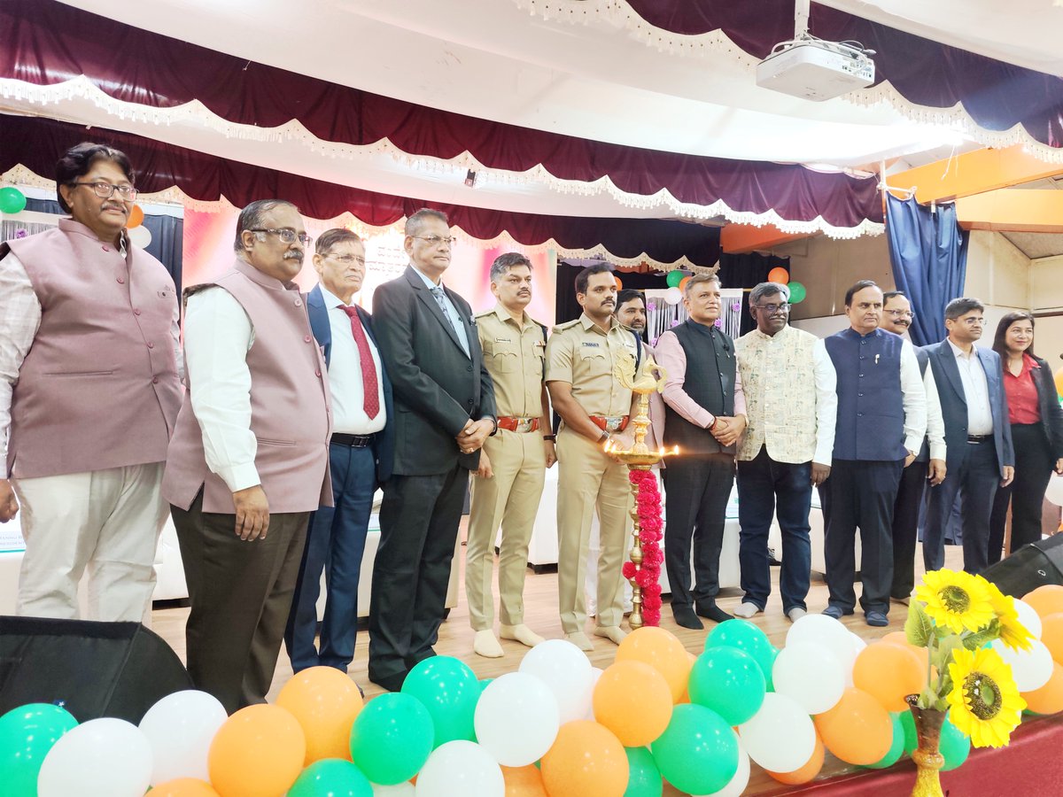 DCPSouthBCP's tweet photo. SMJ Group of Institutions ನ BBUL ಜೈನ್ ವಿದ್ಯಾಲಯ ಮತ್ತು CB ಭಂಡಾರಿ ಜೈನ್ ಕಾಲೇಜು ವತಿಯಿ��ದ ಆಯೋಜಿಸಲಾಗಿದ್ದ 'ಬಿಯಾಂಡ್ ಬ್ಯಾಡ್ಜಸ್' (Beyond Badges) ಕಾರ್ಯಕ್ರಮದಲ್ಲಿ ಭಾಗವಹಿಸಿದ್ದು ಅತ್ಯಂತ ಸಂತಸ ತಂದಿತು.

​ಸಮಾಜದ ಶಾಂತಿ ಮತ್ತು ಭದ್ರತೆಗಾಗಿ ಹಗಲಿರುಳು ಶ್ರಮಿಸುವ ನಮ್ಮ ಪೊಲೀಸ್ ಅಧಿಕಾರಿಗಳನ್ನು ಹಾಗೂ ಸಿಬ್ಬಂದಿಯನ್ನು ಗೌರವಿಸಿದ ಸಂಸ್ಥೆಯ ಕಾರ್ಯ ಶ್ಲಾಘನೀಯ. ಇಂತಹ ಸನ್ಮಾನಗಳು ಕರ್ತವ್ಯನಿಷ್ಠೆಗೆ ಮತ್ತಷ್ಟು ಸ್ಫೂರ್ತಿ ನೀಡುತ್ತವೆ. 
​#BeyondBadges #SMJInstitutions #BBULJainVidhyalay #CBBhandariJainCollege #KarnatakaPolice 
#BCP
#SaluteToCourage