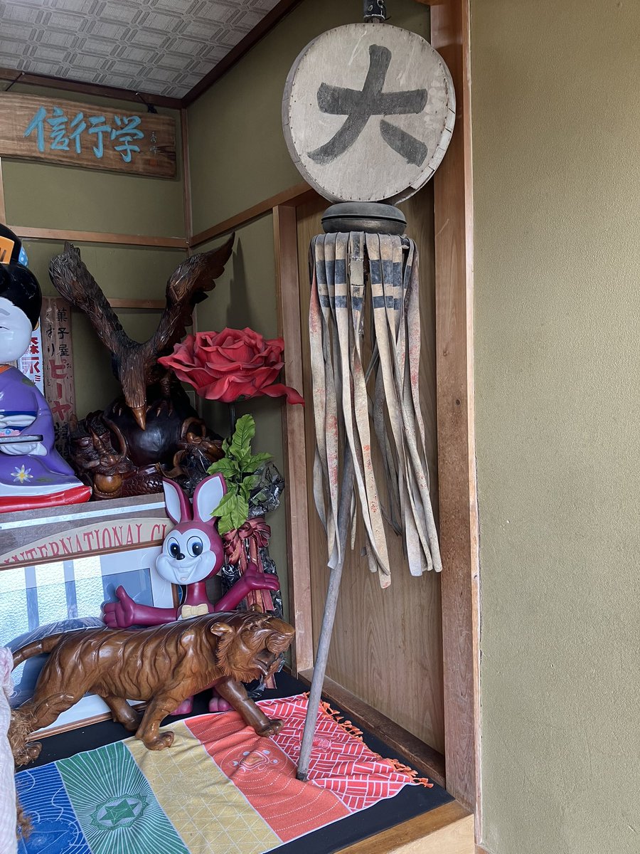 shodaiman8's tweet photo. 「火事と喧嘩は江戸の華」
粋でいなせな火消しの纏
屋根に上って1番で振る
本日の美濃加茂市リバーサイド蚤の市でゲットしたのは
江戸時代の火消しの纏（まとい）約2m30cm 
1720年（享保5）頃
江戸南町奉行の大岡越前が、町抱えの鳶人足を「いろは四十八組」に組織して江戸に制定したのが町火消です https://t.co/fVWri66wKh