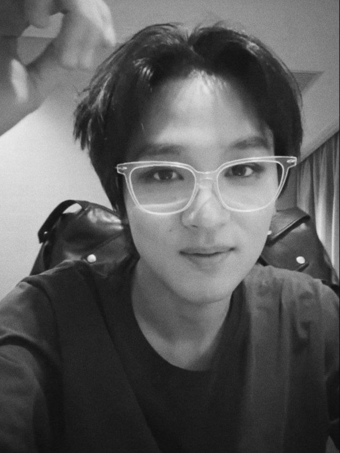 haedcharn's tweet photo. siang-siang enaknya ngobrol, yuk? bonusnya gue pangku https://t.co/DtPfLMasg2
