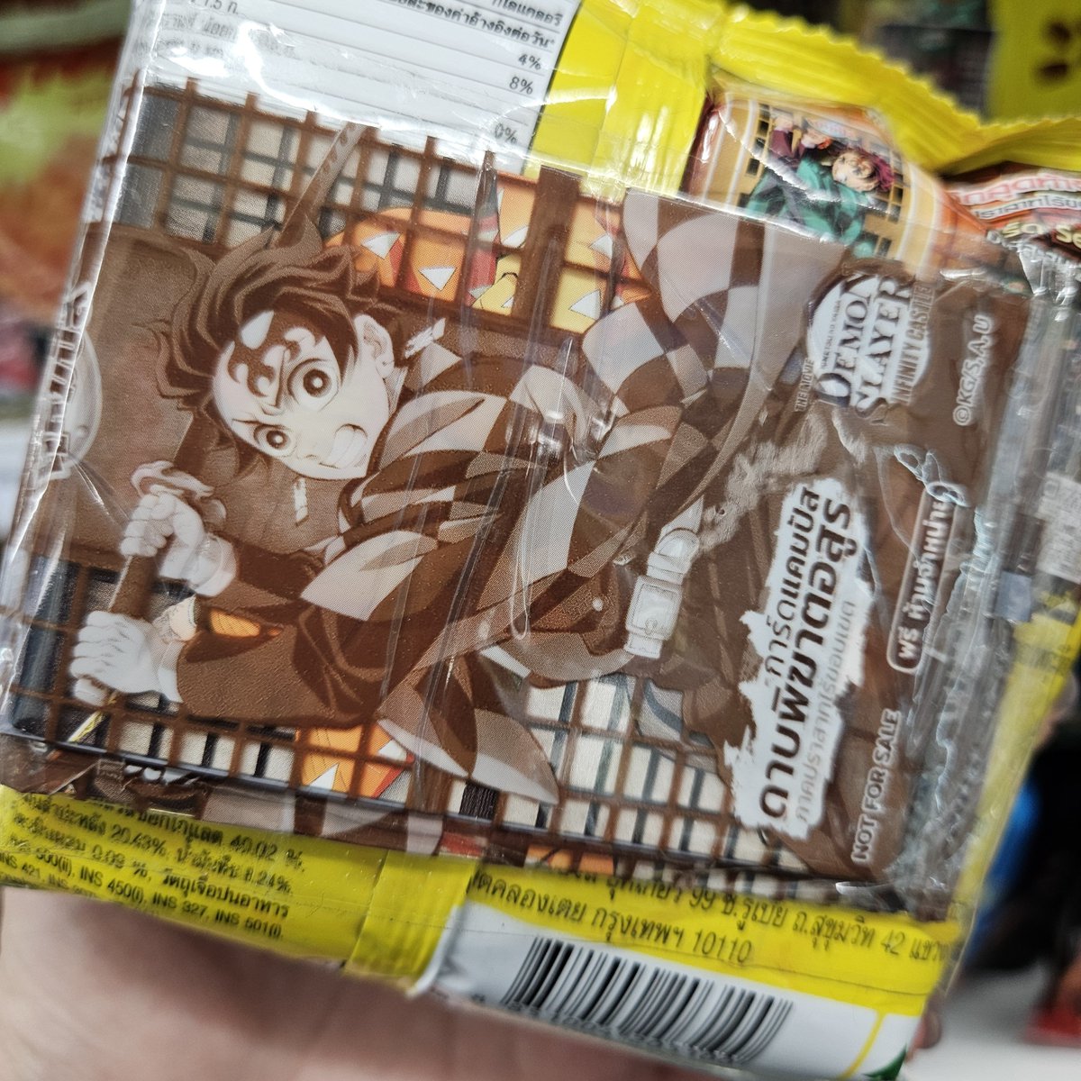 Mt_cocoon's tweet photo. 鬼滅と呪術のカード付いてるお菓子うってあった...！
2枚入りで1枚目はほぼ見えてるの海外っぽいww
これで10฿なので50円ちょいぐらい！ https://t.co/n05URFD5O9
