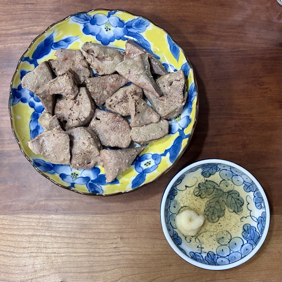 sherbe_bot's tweet photo. 先日だいそんにご馳走してもらったレバー1号がバカうまかったので再現。もう少しサイコロ感出したり赤みが足りなかったりと改善点はあるが、記憶を頼りに作ったにしては満足。ネギ乗せ忘れたのが悔やまれる。 https://t.co/sk96YidxJ3