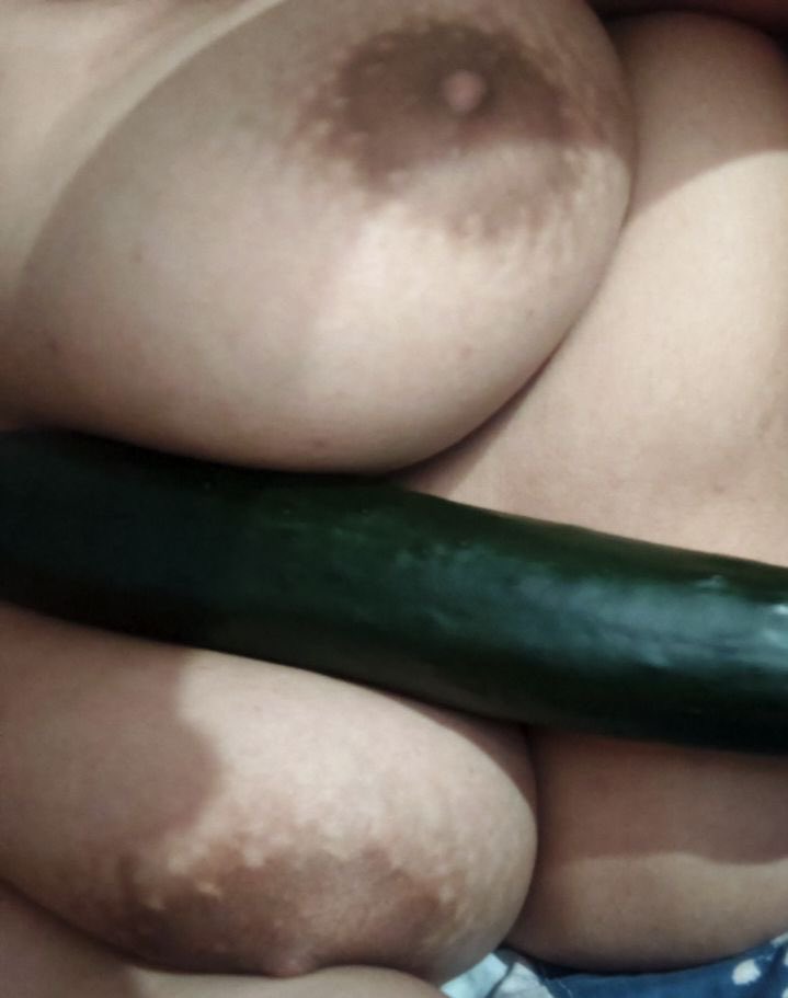 Jessicahormo's tweet photo. Hoy vi a al hermano de mi papá salir desnudo de la ducha me puse muy caliente al ver su verga y quise sentir algo grande en mi coño y encontré este gran pepino en la cocina y empecé a jugar con él él pensando en mi tío soy una perrita caliente 🫣 #hormonal #nsfwtwtًً #pepino https://t.co/zFngSrtJiO
