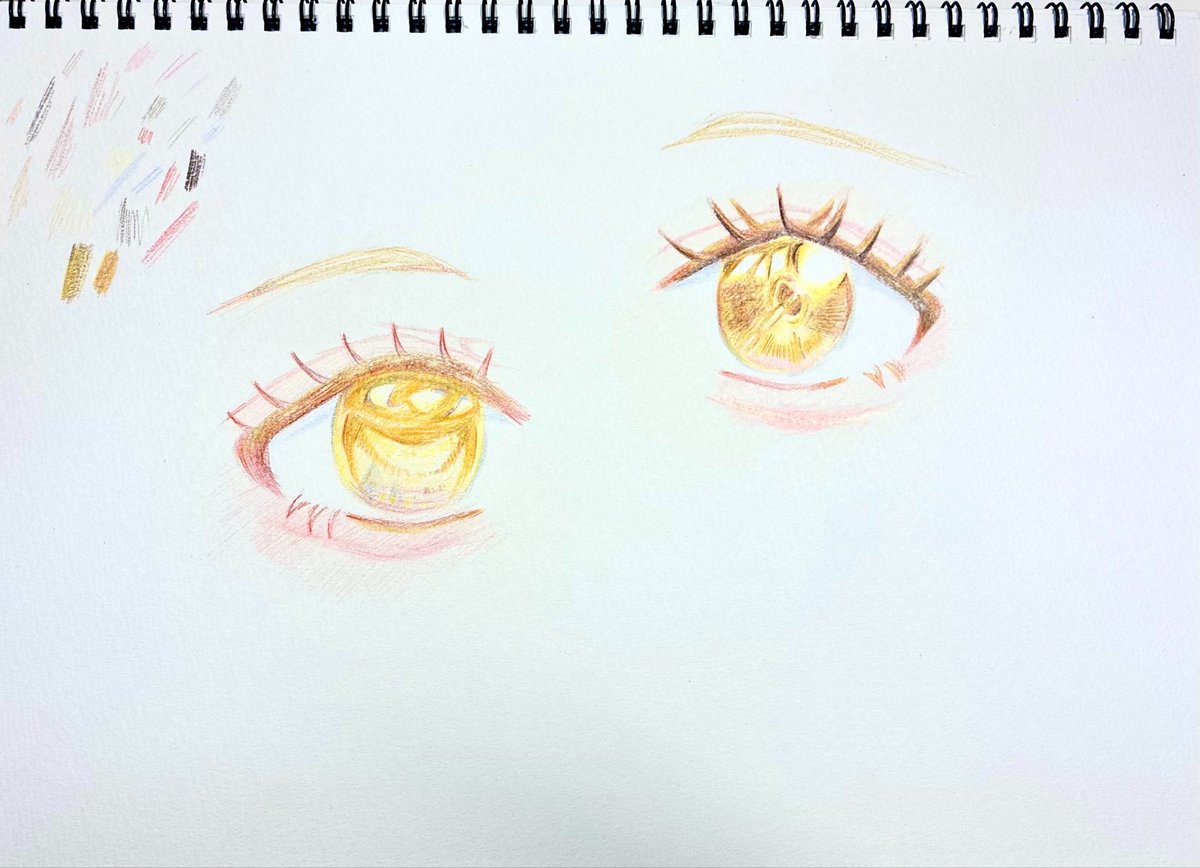 Irohalvy7's tweet photo. 色鉛筆で瞳描いてみました✨
いつもは描かない感じでやったので新鮮でしたー　右は途中までいい感じだったのに、まつげ足したらなんかキモくなってしまった笑 https://t.co/XBWo1mINMm