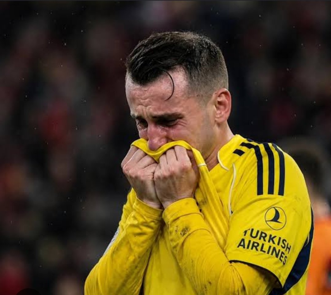 Fuat_ISIK's tweet photo. Fenerbahçeli arkadaşlarla birlikte izledik maçı. Tüm maç boyunca Kerem Aktürkoğlu ve İrfan Can'a küfrettiler. Bu futbolcular neden bu takımda oynuyor diye sordular. İsmail Kartal'a kızdılar. Maç sonu açıklaması tam olarak fenerden nasıl sözleşme koparılır açıklaması. 
#FBvBJK https://t.co/cme9bcwaHA