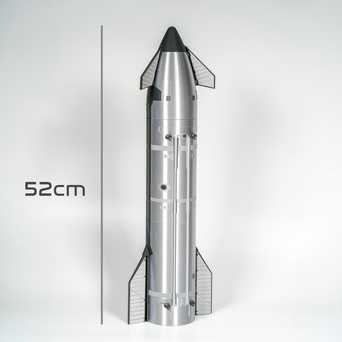 SpaceLabEarth's tweet photo. スターシップ V3、新しいバージョンが完成しました！ 
1/100スケール、高さ約52cm。 
 
日本国内で手作りしてます。Amazonで販売開始。