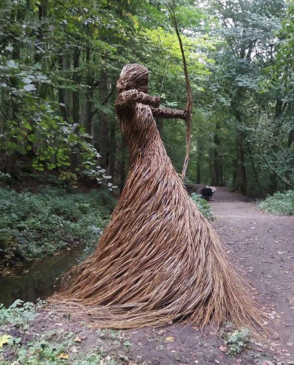 ColUSAmerica's tweet photo. Beautiful art. A woman and her bow. Something special about that. 😌 https://t.co/7tKstx1o01