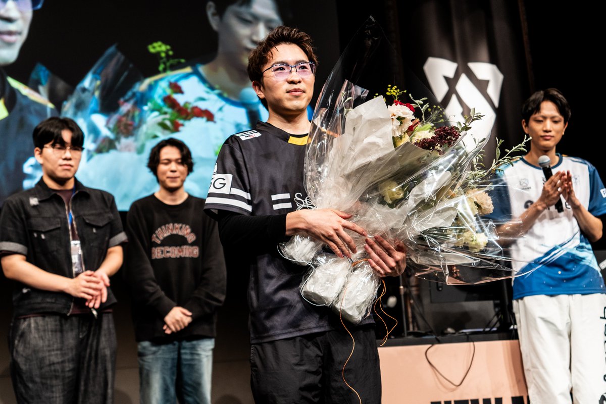 lolesports_jp's tweet photo. 長年にわたる活躍と数々の功績に敬意を表し、Evi 選手へ花束が贈られました。

2014年にプロキャリアをスタートして以来、LJLでは12回の優勝を果たし、Worldsに6回出場。
日本人選手として初めてメジャーリージョンであるLECに挑戦するなど、国内にとどまらず、世界の舞台でも活躍を続けてきました���

MSI 2021では、前年の世界王者 DWG KIA を相手に、勝利まであと一歩に迫る戦いを披露。
そして同年のWorldsでは、日本のLoL Esportsが長年追い続けてきた悲願である、初のグループステージ進出という快挙を成し遂げました。

Evi 選手が世界の舞台で見せてくれた数々の戦いは、日本のLoLファンに大きな期待と自信を与え、「日本からも、ここまで行ける」ことを証明してくれました。

日本のLoL Esportsの歴史をつくり、世界への道を切り拓いてきた Evi 選手。
長い現役生活、本当にお疲れさまでした。

そして、数え切れないほどの熱狂と感動をありがとうございました。

GG, Evi 👍
@ebihuryahurya