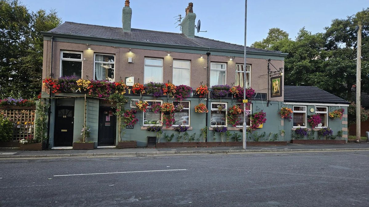 GBbooze's tweet photo. Cricketers Arms, St Helens, #Merseyside 🍻
A family-run community pub with 14 hand pulls, real cider, plus a range of spirits. Traditionally styled pub showing most live sport across multiple TV screens. An outside bar increases the number of hand pulls for special events. https://t.co/ekHbVXrpzx