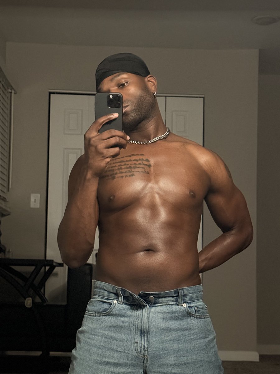 davenbrulee's tweet photo. Artsy-ish…

#body #blackmen #gay #face #muscle #glow #skin #gaytwitter https://t.co/FtDIKo7d61
