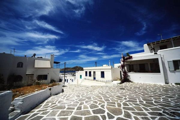 duckxksqsspko's tweet photo. Just spent a magical afternoon strolling along Santorini’s white-washed alleys, chasing golden sunset rays and sipping cold local wine—this is exactly the slow, warm escape I needed https://t.co/2CCGXaRHkj