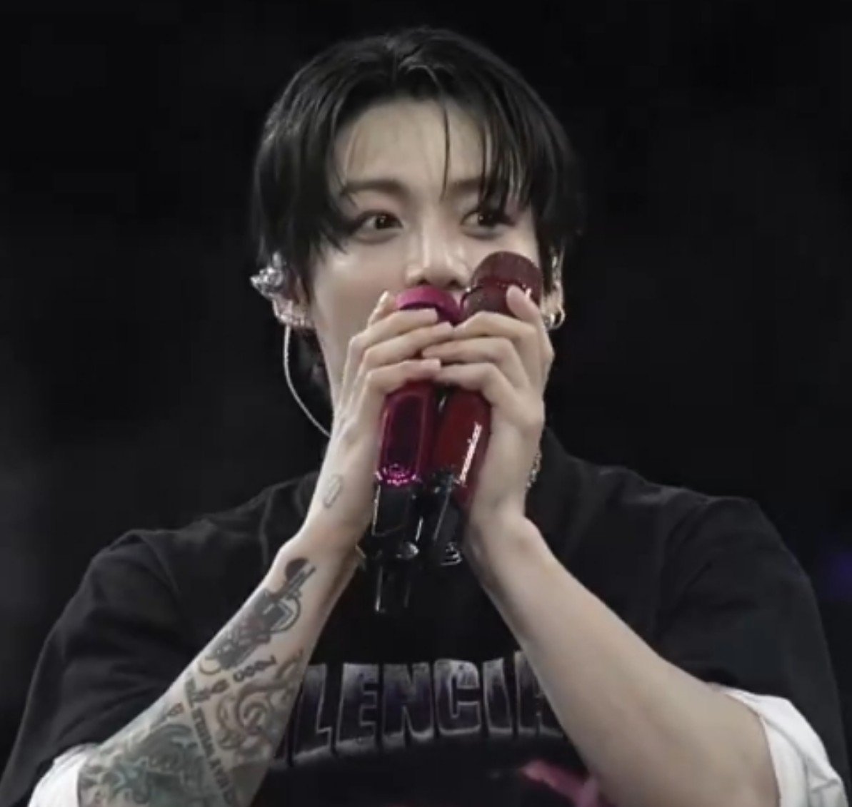 guguloved's tweet photo. not jungkook doing his ending ment  with 4 mics 😭 https://t.co/oNFS6BlL38