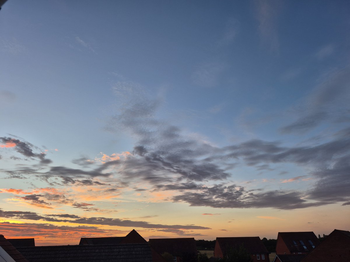 RobynPeel04's tweet photo. A beautiful golden sunrise to start the last day of the weekend.
With the forecast suggesting that it'll remain dry, there is a lot to do today.
Have a wonderful time. https://t.co/QZUXulDn6P