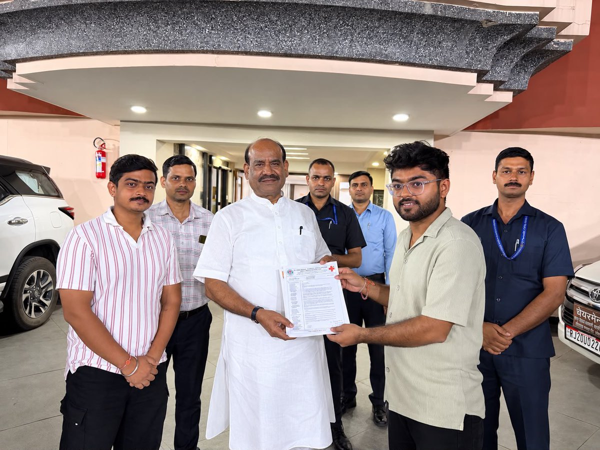 official_afa_'s tweet photo. we had the privilege of meeting Hon’ble Shri Om Birla ji (@ombirlakota)to apprise him of the ongoing *stipend issues* faced by Foreign Medical Graduates (FMGs) in Rajasthan. 
We had a constructive discussion regarding our concerns. He took the matter with seriousness and assured us that he would personally take it up with the concerned authorities to ensure a swift resolution despite being very busy in the national work & election campaigns.
​On behalf of all FMGs doctors across Rajasthan, we extend our heartfelt gratitude to him for patiently listening to our grievances and providing us with a strong assurance of positive action.
​The delegation was led by:
​Dr. Aashutosh Chauhan
​Dr. Kapil Nandwana 
@PMOIndia @NMC_BHARAT @JPNadda @MoHFW_INDIA