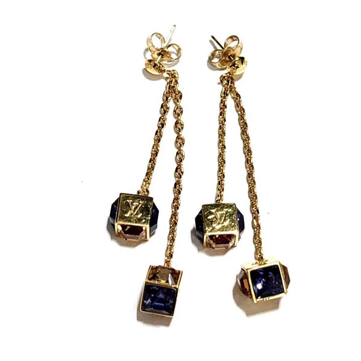 kaitoritai_01's tweet photo. 【買取・引取商品ご紹介】 本日は、「ピアス」。

細部にまでこだわっているLouis Vuittonのピアス。
キューブ面により色が違うのも素敵ですね。

#ルイヴィトン# Louis Vuitton #ピアス #ブックル #ドレイユ #パンダン #ギャンブル #ゴールドｘパープルｘイエロー #レディース M65179 https://t.co/qwyFhIhOqC