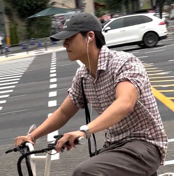 kaidiction's tweet photo. you could just be walking around seoul and suddenly jongin just cycles past you LOL this is his best bike fit anyway >>>>>> https://t.co/xFH14XchlR