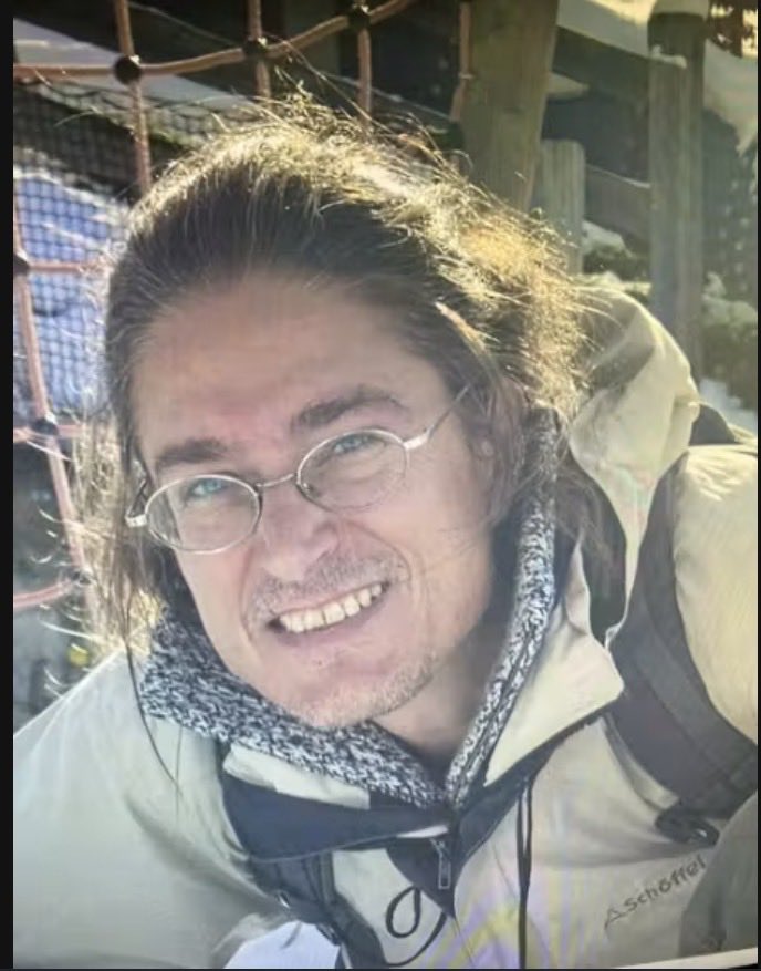 grenzgedanken's tweet photo. DAS IST DANIEL V. (48) – NACH IHM WIRD ÖFFENTLICH GEFAHNDET.

Er soll hinter der Sabotageserie gegen Deutschlands Stromnetz stecken. Bekennerschreiben richten sich gegen fossile Energie.

Wer kritische Infrastruktur angreift, ist kein Aktivist.

#DanielV #Sabotage #Stromnetz #KritischeInfrastruktur #Fahndung