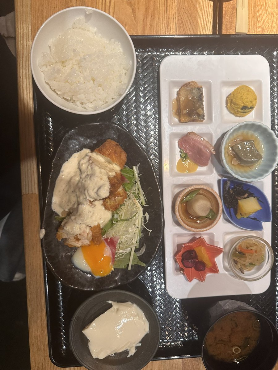 73wrj's tweet photo. カイジュのお昼ご飯だ〜🦖🍚✨
いっぱい食べて午後もゆるふぁいっ！！💪🦖 https://t.co/LtFijyIWRi