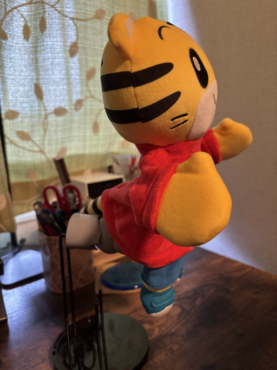 oni_4's tweet photo. 最近出番のなかった左手ハンドモデル、パペット飾るのに丁度いい https://t.co/yvu2XIl4Uw