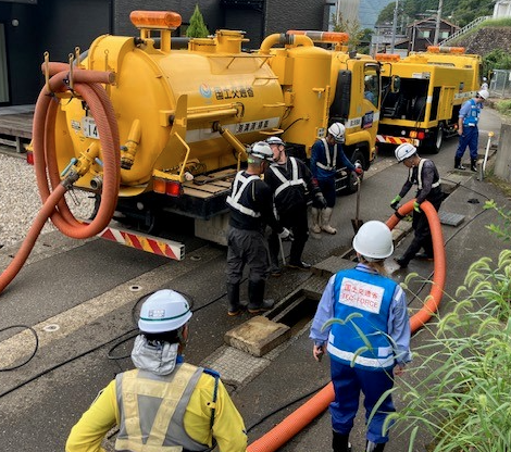 mlit_himeji's tweet photo. 【福井県永平寺町で災害復旧支援中】
豪雨により側溝や水路に流入した土砂を #姫路河川国道事務所 が派遣した側溝清掃車・排水管清掃車により撤去しています。清掃した箇所では、着実に水の流れが回復しています。引き続き側溝の土砂詰まりを解消できるよう全力で取り組みます！
#自治体支援 #TECFORCE https://t.co/F1Qzz6g2o1