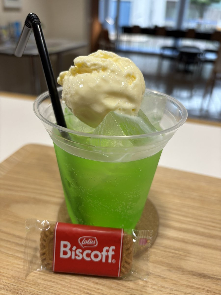 maimai_hall's tweet photo. こんにちは😃

スッカリ涼しくて、秋🍂を感じますが
maimaiカフェ☕️では
昔を思い出すクリームソーダーが
復活です！

メニューはメロンソーダに
バニラアイスをトッピングで
クリームソーダに変身です！😊
（50円増）

※メロンソーダ¥350
※クリームソーダ¥400
是非おためしあれ https://t.co/ftxlue1uTK