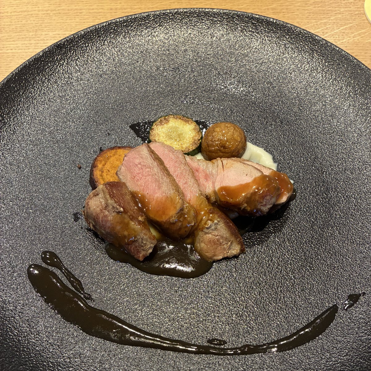 wworld2010's tweet photo. 本日のお肉、ポークステーキ、何かソースの説明をしてもらったが忘れた、ソースの塩味のバランスと肉の炭火焼きの香りがとても良かった！

デザートもいただきましてお腹いっぱい！
ごちそうさまでした🙏 https://t.co/TVvbhlTB0M