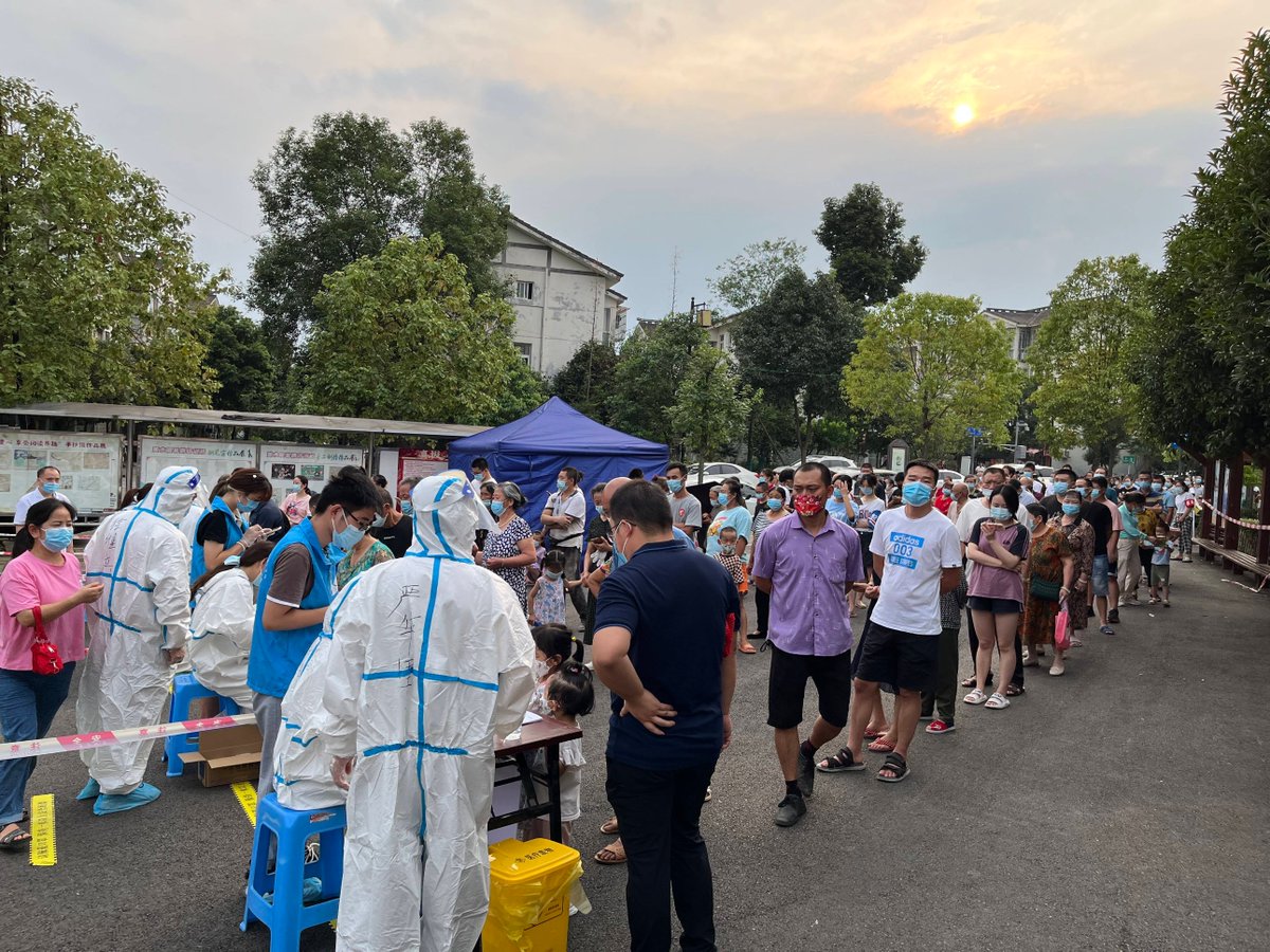 e_stan1's tweet photo. 今天在社区核酸采样点当志愿者，帮老人扫登记码、维持秩序，看着大家有序完成采样，累但超有意义～ https://t.co/NMVMpMIgF8